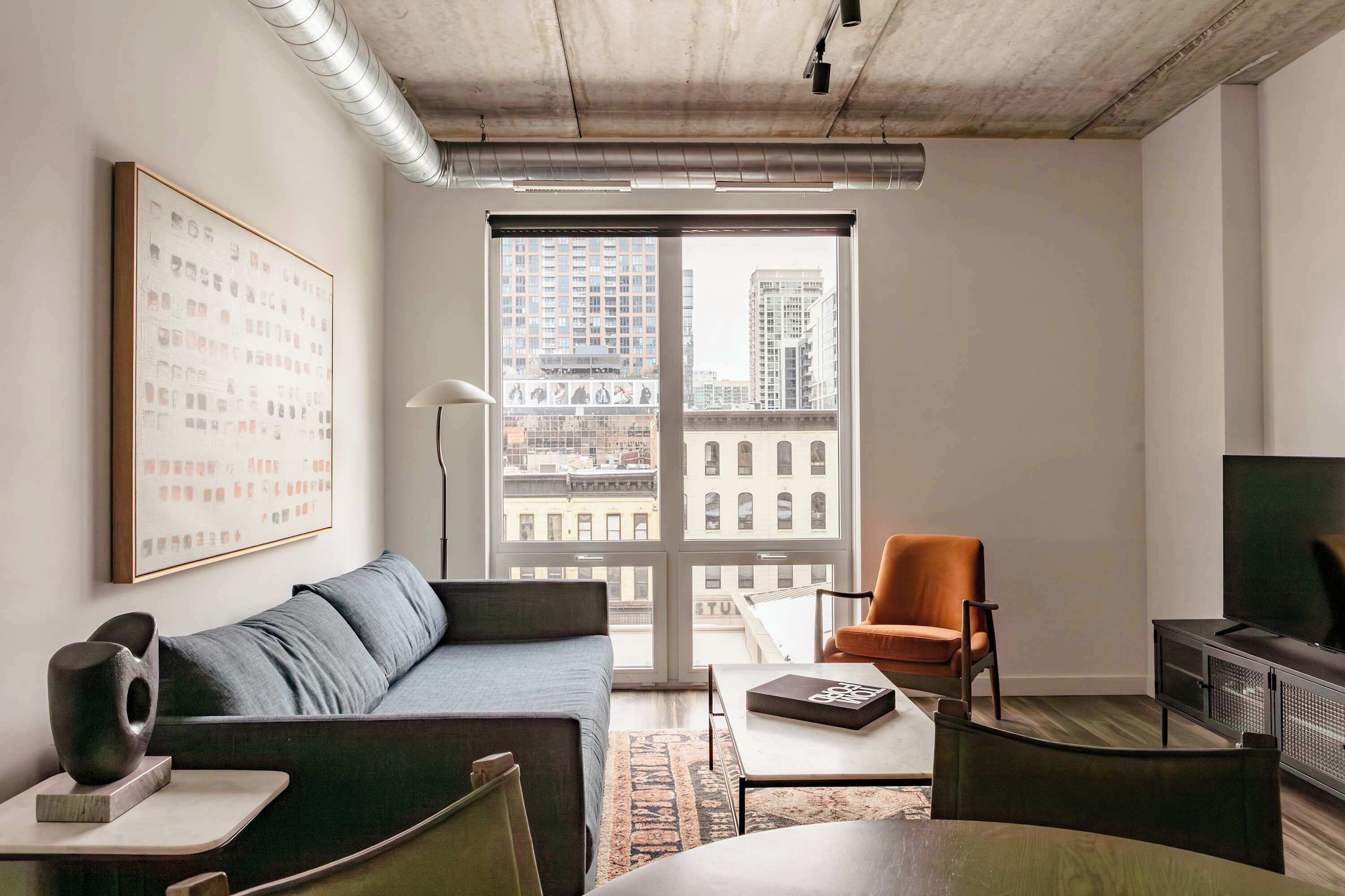 Televisie, een open haard, een stereo en een kantoor