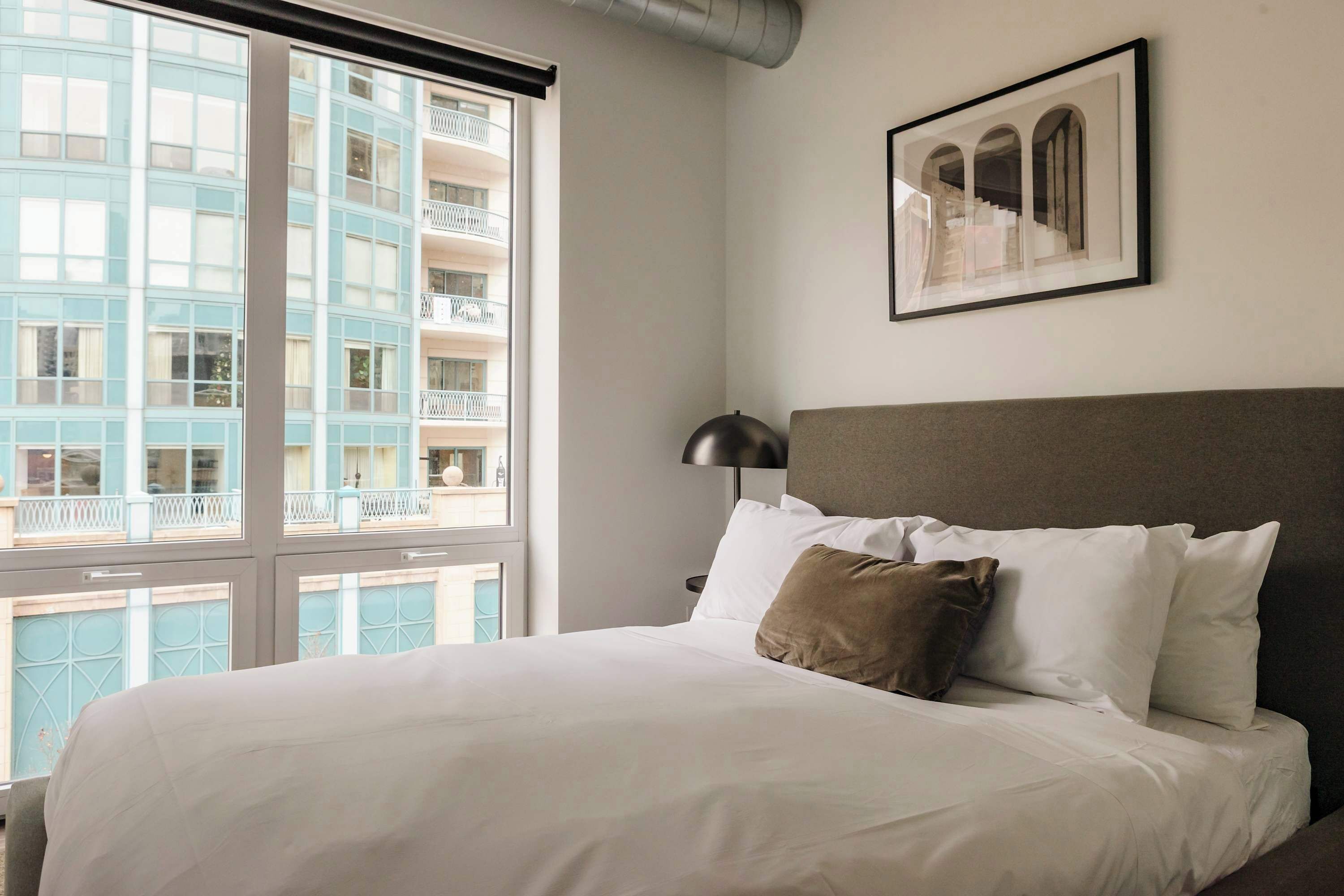 Schreibtisch, Bügeleisen/Bügelbrett, Reisekinderbett, WLAN