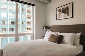 Una scrivania, ferro/asse da stiro, culla da viaggio, Wi-Fi