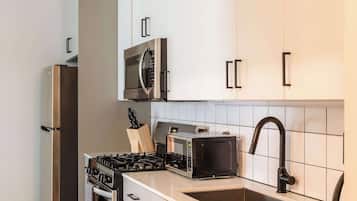 Een koelkast, een magnetron, een oven, een kookplaat