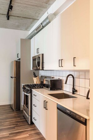 Frigorifero, microonde, forno, piano cottura