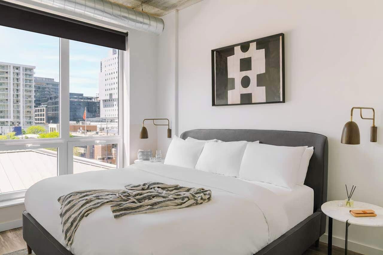 3 chambres, bureau, fer et planche à repasser, lit de bébé portatif