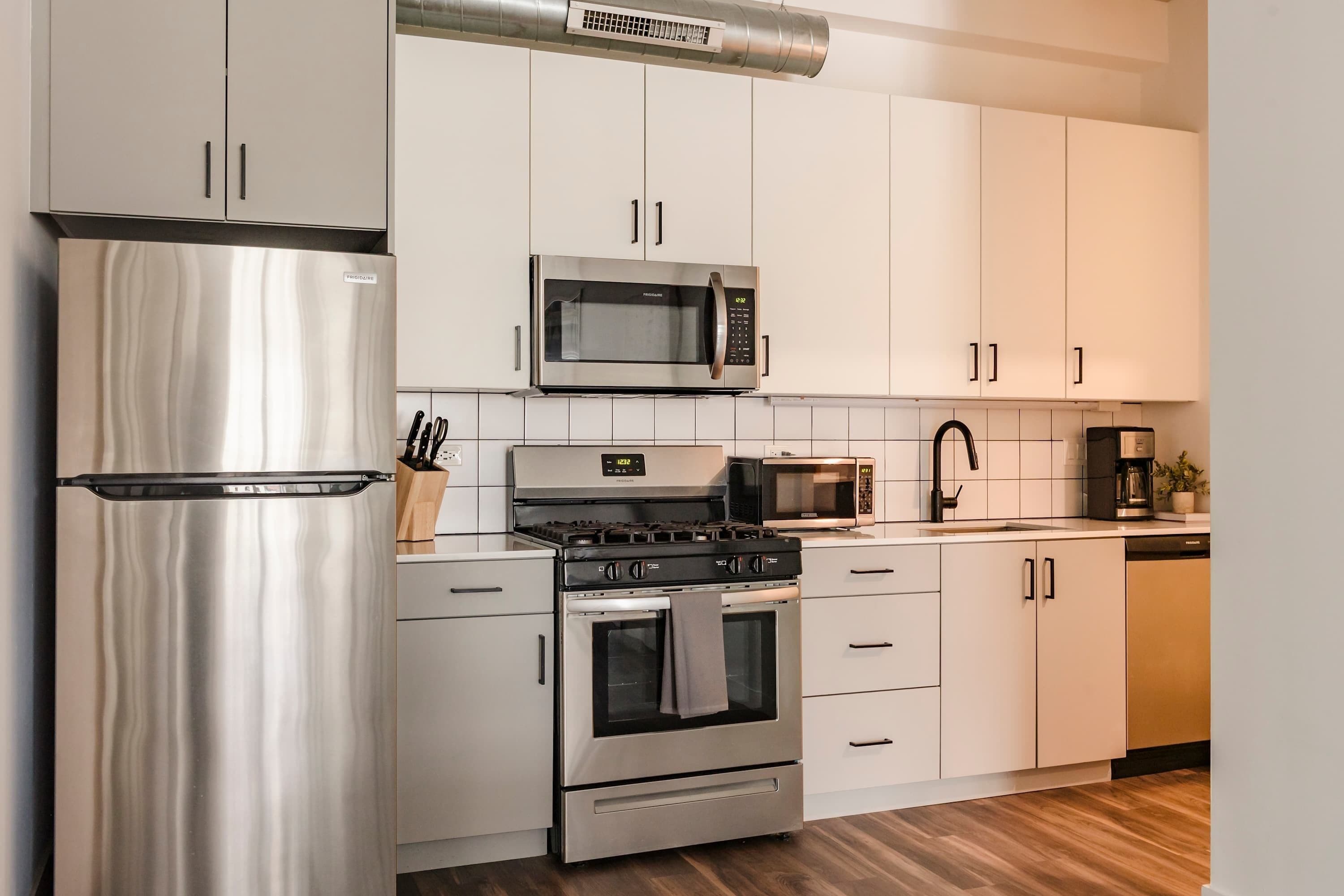 Réfrigérateur, micro-ondes, four, plaque de cuisson