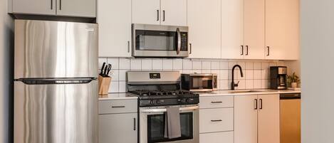 Réfrigérateur, micro-ondes, four, plaque de cuisson