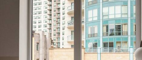 Schreibtisch, Bügeleisen/Bügelbrett, Reisekinderbett, WLAN