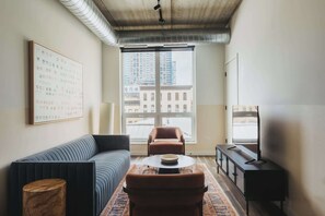 Een televisie, een stereo en een kantoor