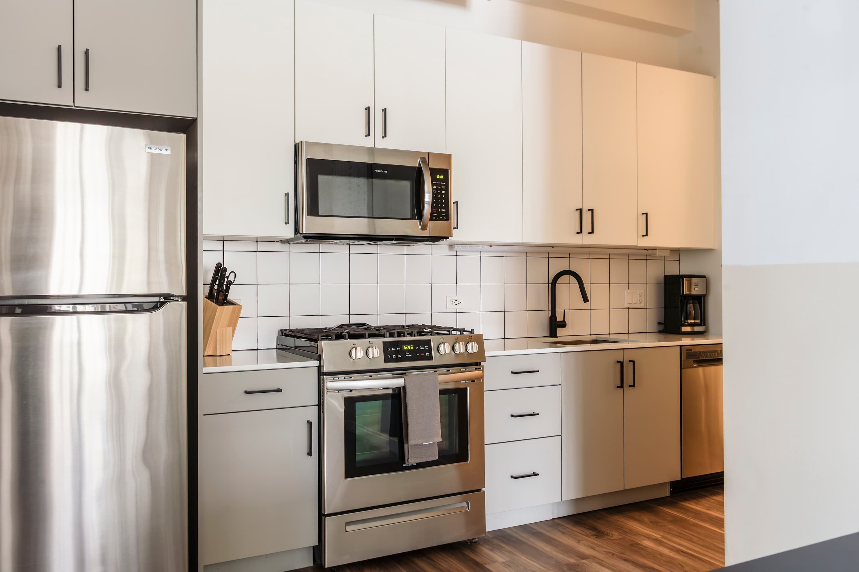 Een koelkast, een magnetron, een oven, een kookplaat