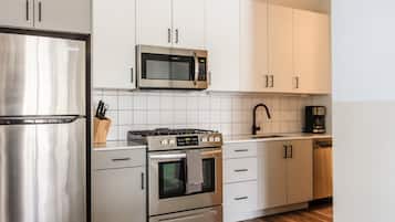 Een koelkast, een magnetron, een oven, een kookplaat