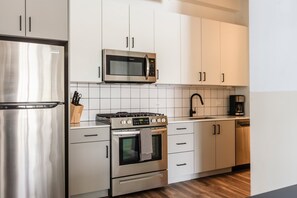 Een koelkast, een magnetron, een oven, een kookplaat