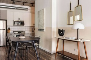 Wasserkocher mit Kaffee-/Teezubehör, Kühlschrank, Mikrowelle, Ofen