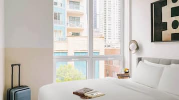 3 slaapkamers, een bureau, een strijkplank/strijkijzer, reisbedje