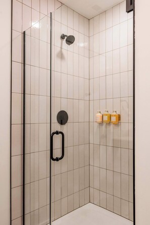 Een douche, een haardroger, handdoeken, shampoo