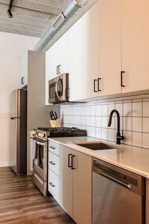 冰箱、微波炉、烤箱、炉灶