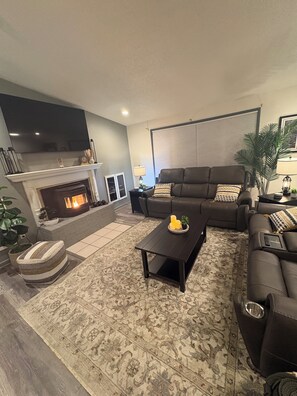 Smart TV - Serene 3-bedroom 2 full bath home in cozy Coos Bay perfect for relaxing getaway (Coos Bay)