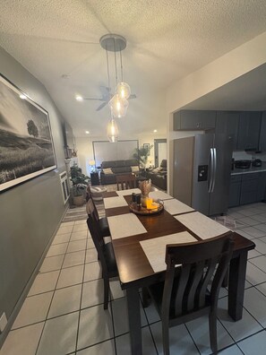 Dining - Serene 3-bedroom 2 full bath home in cozy Coos Bay perfect for relaxing getaway (Coos Bay)