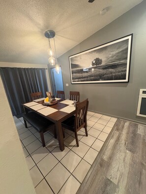 Dining - Serene 3-bedroom 2 full bath home in cozy Coos Bay perfect for relaxing getaway (Coos Bay)