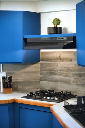 Kühlschrank, Mikrowelle, Herdplatte, Wasserkocher mit Kaffee-/Teezubehör