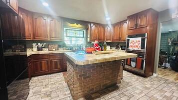 Coffee/tea maker, cookware/dishes/utensils, dining tables