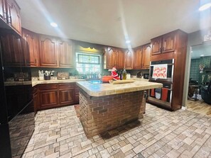 Cafetera y tetera, utensilios de cocina y comedor