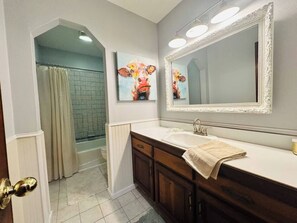 Bathroom - The Fox and Fern - Minutes to WEC ! (Ocala)
