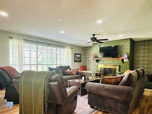 Televisión y chimenea