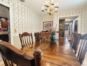 Dining - The Fox and Fern - Minutes to WEC ! (Ocala)