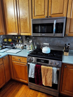 Microwave, oven, stovetop, dishwasher - 3bed 3bath sleeps 8 @ Hidden Valley is a ski in-out oasis steps for the action.  (Somerset)
