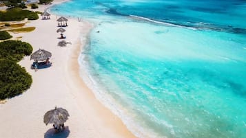 Chaises longues, serviettes de plage