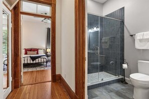 Shower, hair dryer, towels - Historic Victorian | Firepit l Walk to Forsyth (Savannah)