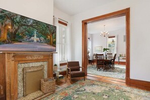 Interior - Historic Victorian | Firepit l Walk to Forsyth (Savannah)