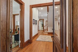 Interior - Historic Victorian | Firepit l Walk to Forsyth (Savannah)