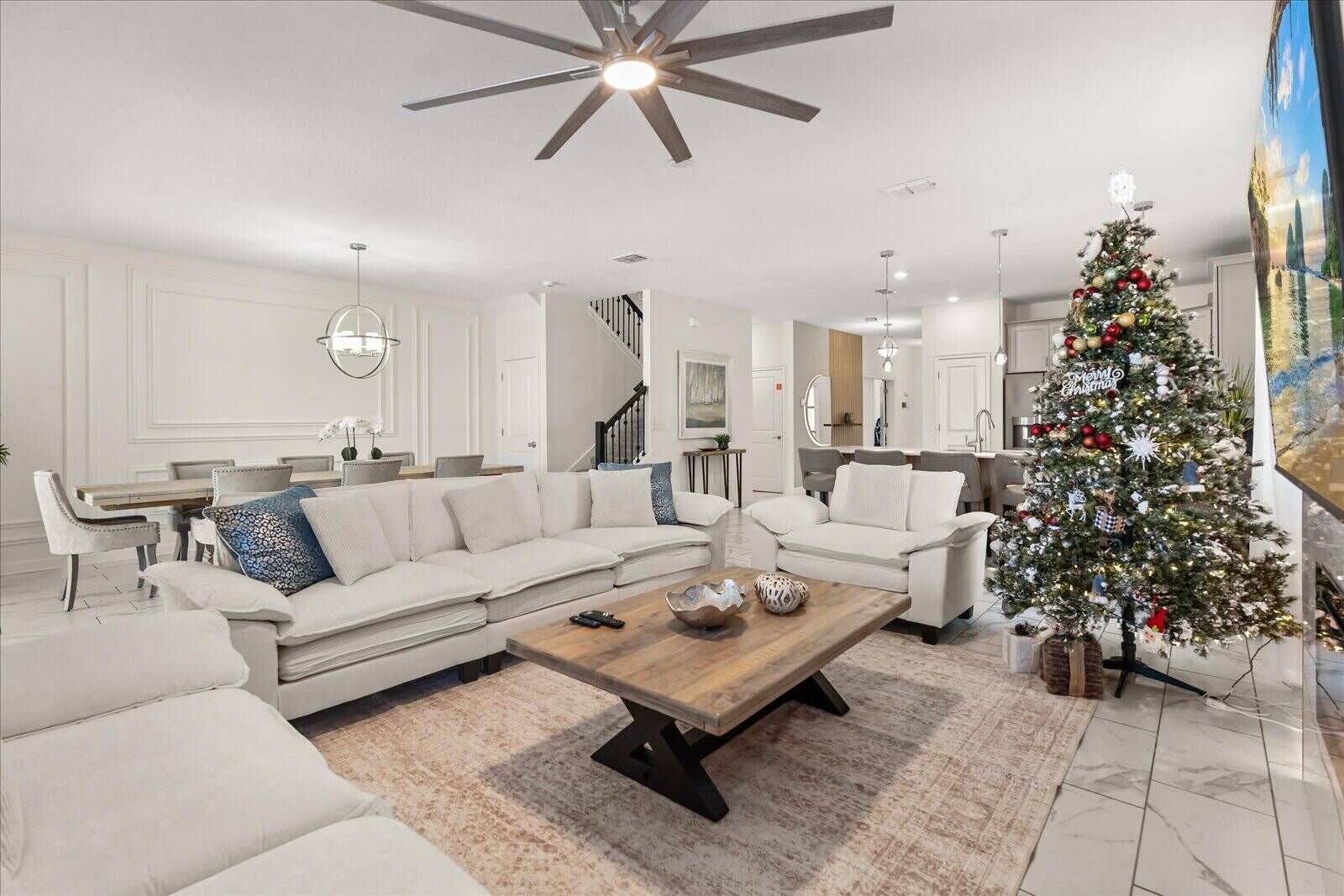 Una televisión, una mesa de tenis de mesa