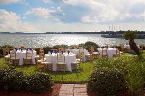 Outdoor banquet area - 3 Cozy Rooms to Unwind in a Quiet Room with Beautiful Views (Houston)