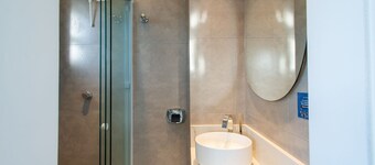 3 Bedroom Apartment 110 m From the Beach Emd0012