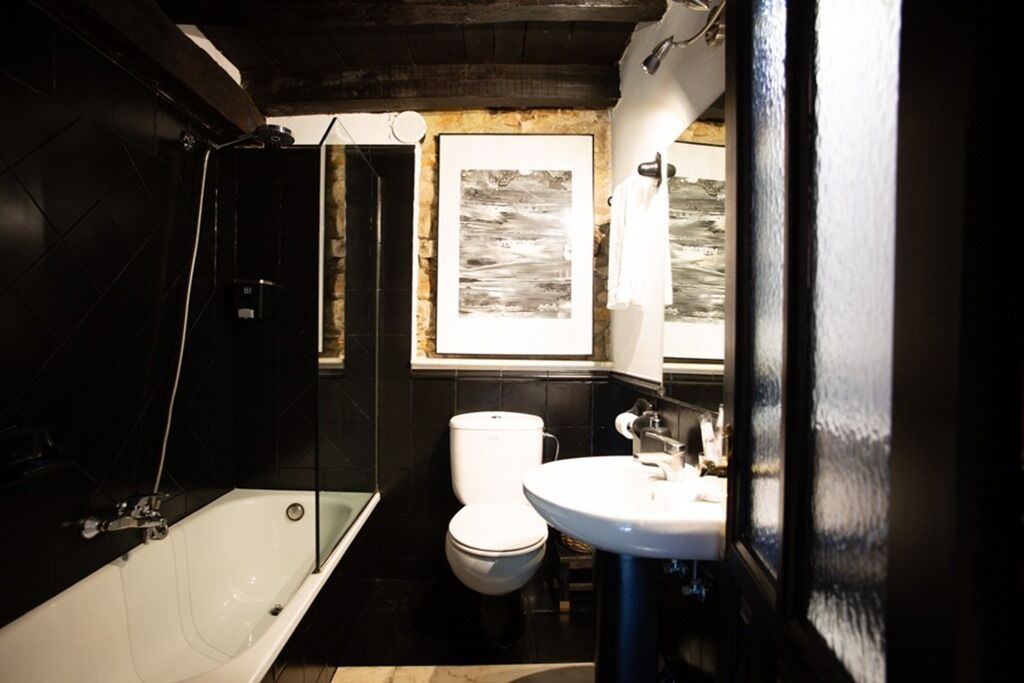 Sèche-cheveux, serviettes fournies, savon, papier toilette