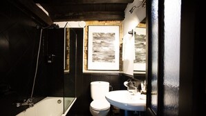 Une salle de bain avec une baignoire, des toilettes et un lavabo.