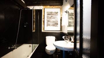 Sèche-cheveux, serviettes fournies, savon, papier toilette