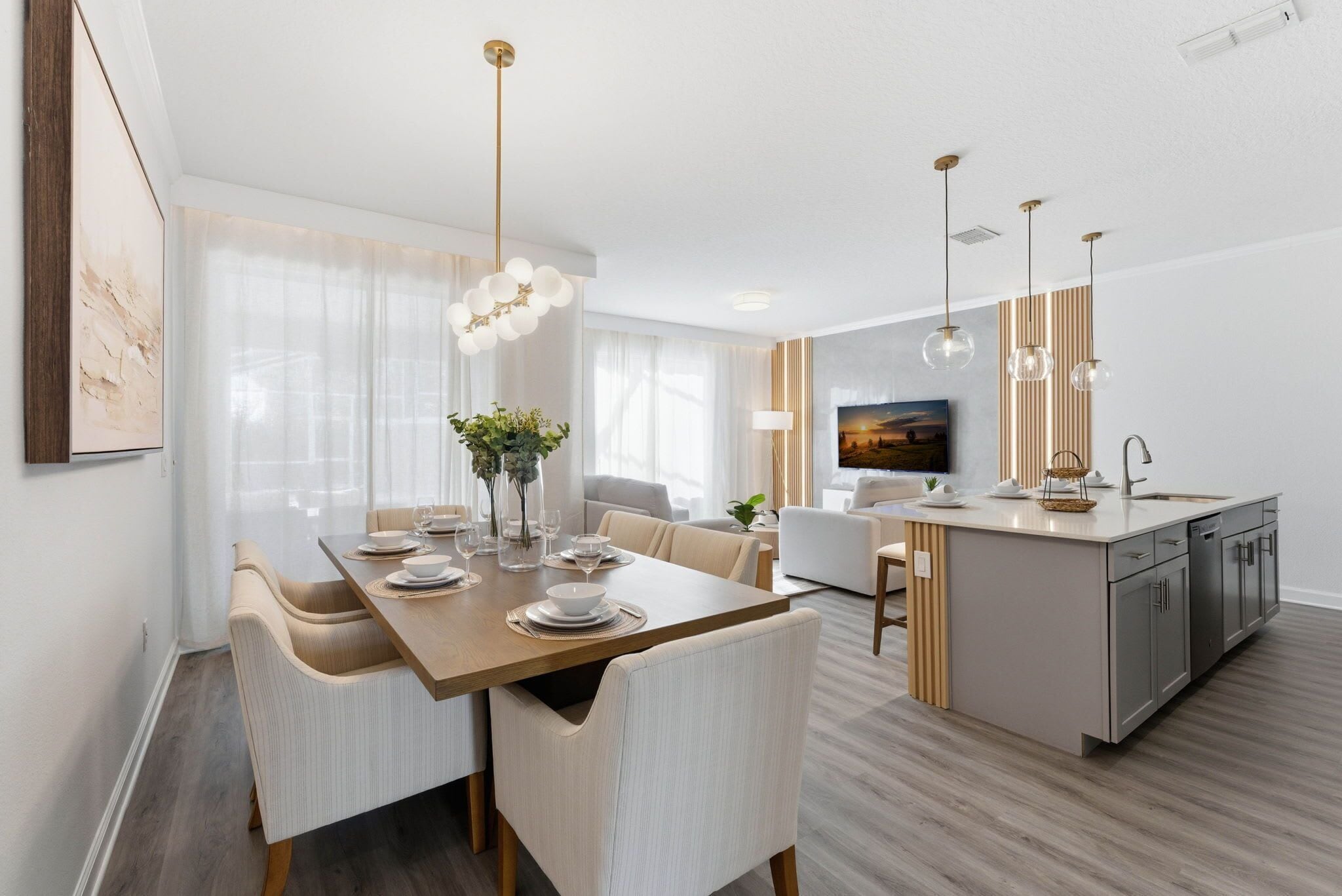 Villa (4 Bedrooms) | Área de sala de estar | Smart TV de 50 pulgadas con canales por cable 