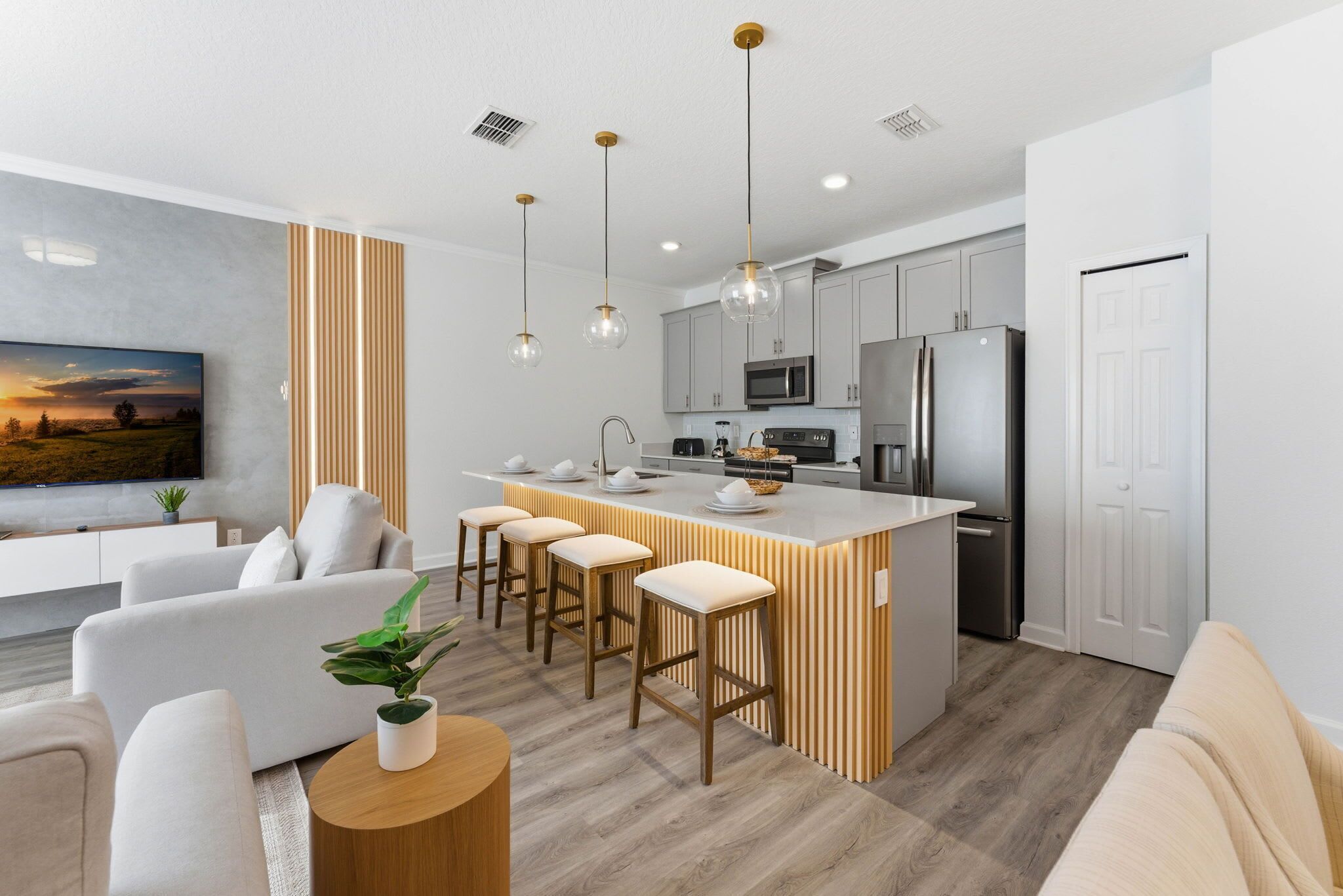 Villa (4 Bedrooms) | Área de sala de estar | Smart TV de 50 pulgadas con canales por cable 