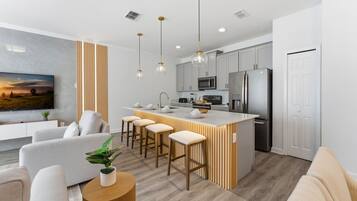 Villa (4 Bedrooms) | Área de sala de estar | Smart TV de 50 pulgadas con canales por cable