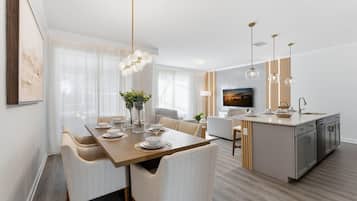 Villa (4 Bedrooms) | Oppholdsområde | En 50-tommers smart-TV med kabel-kanaler