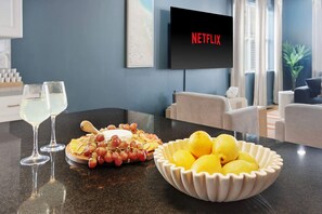 Dining - Golf Sim, Theater, Games, Walk to Beach, Sleeps 28 (North Myrtle Beach)