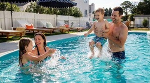 Pool - Golf Sim, Theater, Games, Walk to Beach, Sleeps 28 (North Myrtle Beach)