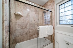 Shower, hair dryer, towels, shampoo - Stunning View Estate with  Pool & Game Room (La Mesa)