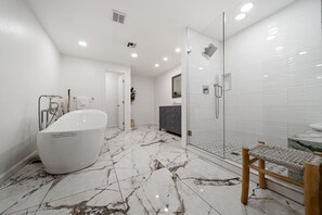 Shower, hair dryer, towels, shampoo - Stunning View Estate with  Pool & Game Room (La Mesa)