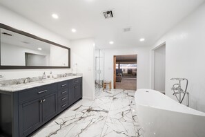 Shower, hair dryer, towels, shampoo - Stunning View Estate with  Pool & Game Room (La Mesa)