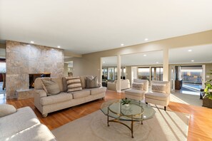 TV, fireplace, offices - Stunning View Estate with  Pool & Game Room (La Mesa)