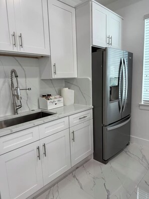 Refrigerador, microondas, horno, placa de cocina