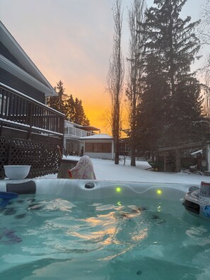 Outdoor spa tub - Cozy Lake front family cabin (Silver Sands)