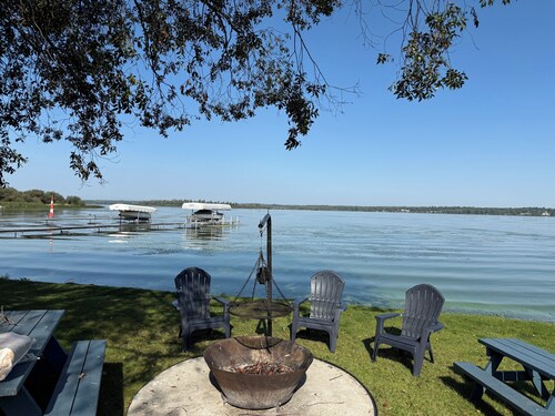 Cozy Lake front family cabin